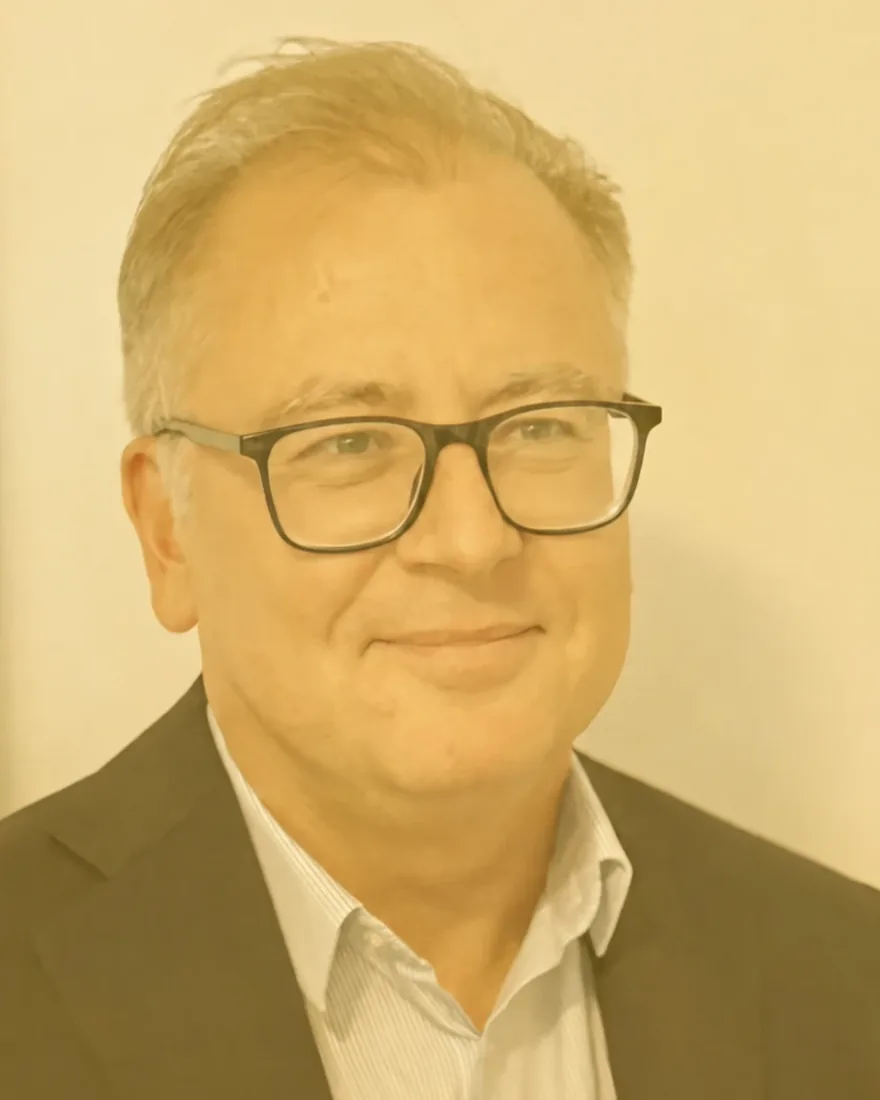 Slava Volotovsky mit Aktentasche auf einer Luxemburger Straße